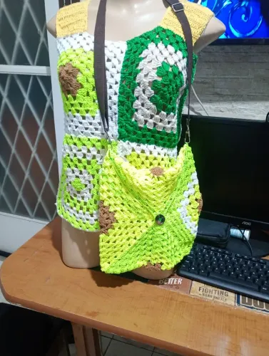 Blusa com bolsa em crochê