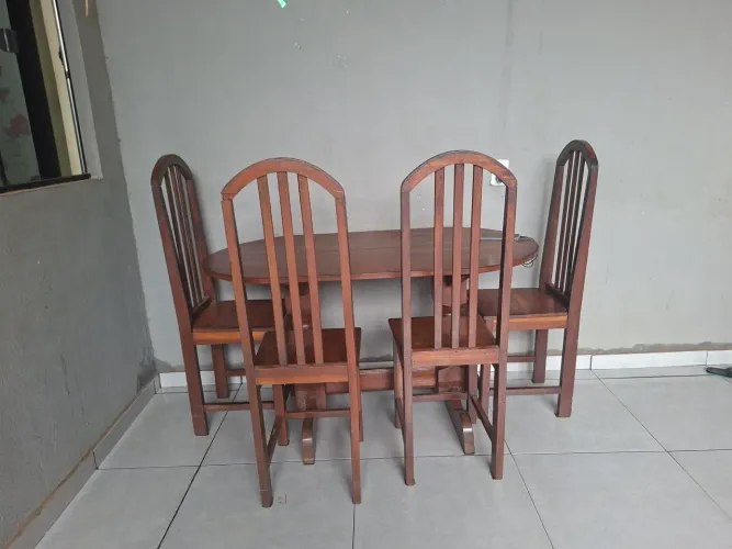 Jogo de mesa e cadeiras