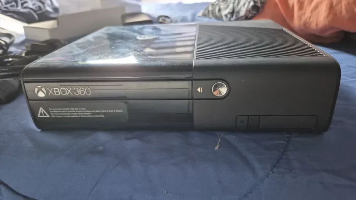 Vendo Kit Xbox 360 4gb + Kinect / 2 controles originais e 5 jogos 