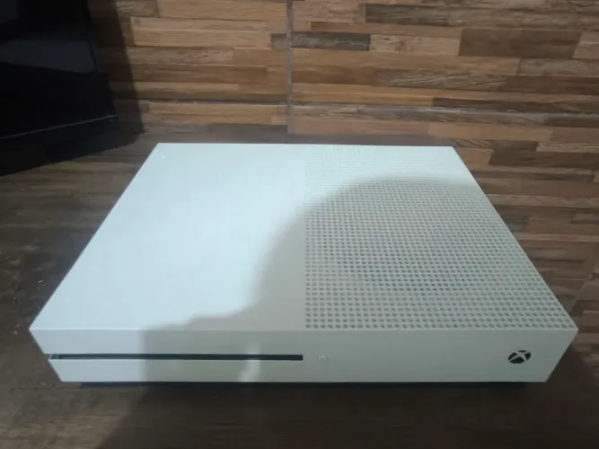 XBOX ONE S + 2 CONTROLES