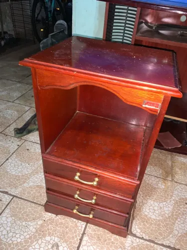 Criado mudo de madeira