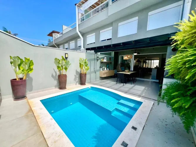 Casa à Venda na Praia de Juquehy a poucos metros do Mar