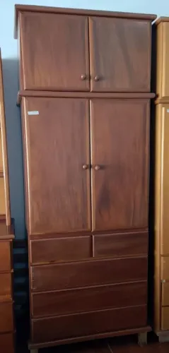 Vendo esse guarda roupa de madeira 4 portas 5 gavetas em ótimo estado de conservação