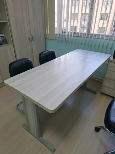 MESA CONSULTÓRIO COM DUAS CADEIRAS 