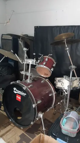 Bateria mais pratos de qualidade 