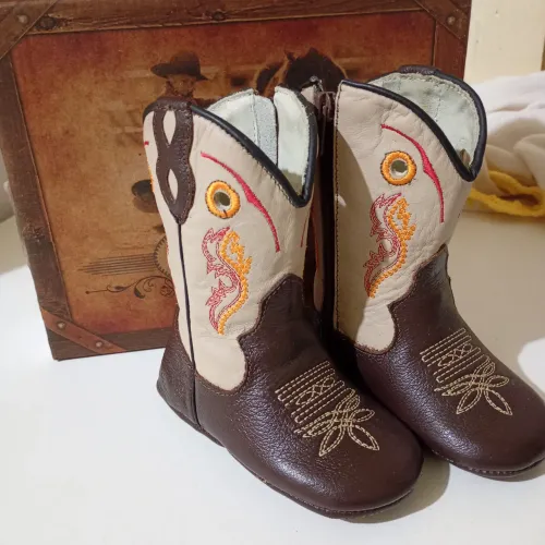 Vendo bota de couro country de bebê