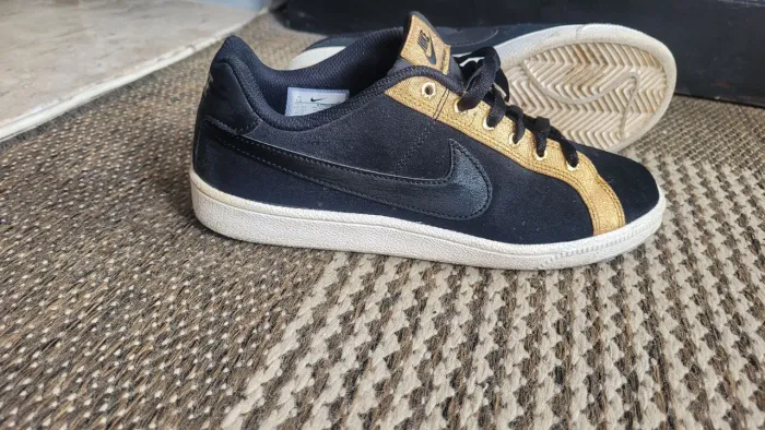 Tenis nike  court Royale original preto e dourado com glitter 