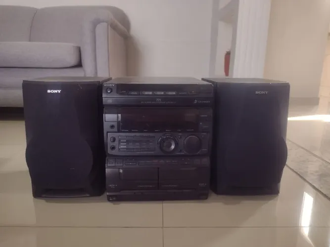 Vendo aparelho de som da marca Sony. CD, Rádio e toca fita.