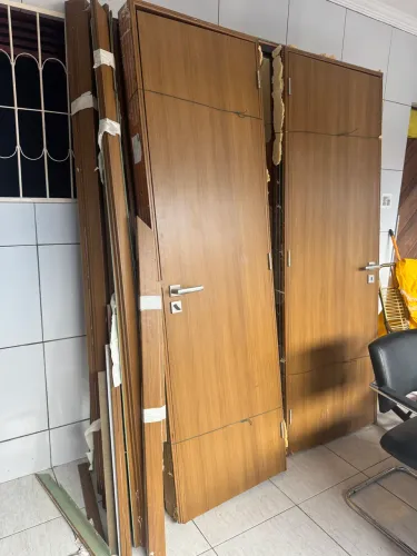 Porta para quarto e banheiro
