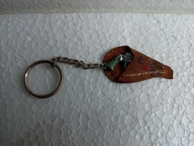 Antigo chaveiro de arminha com colt
