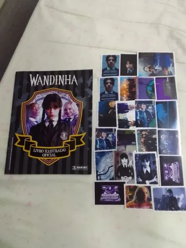 Álbum Panini Wandinha + Lote Misto.