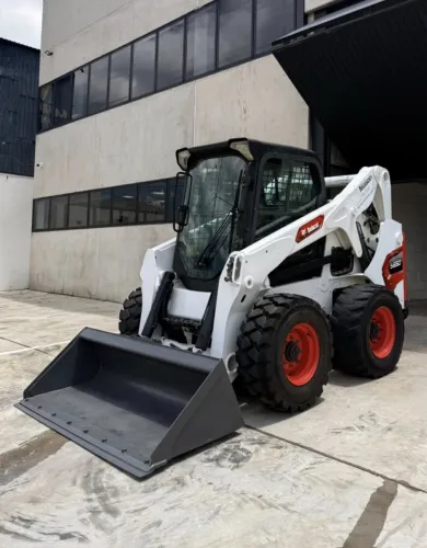 Minicarregadeira Bobcat S650 ano 2021, com 3.200 horas e ar condicionado, em SP