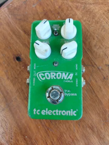 Pedal de guitarra, Corona Chorus