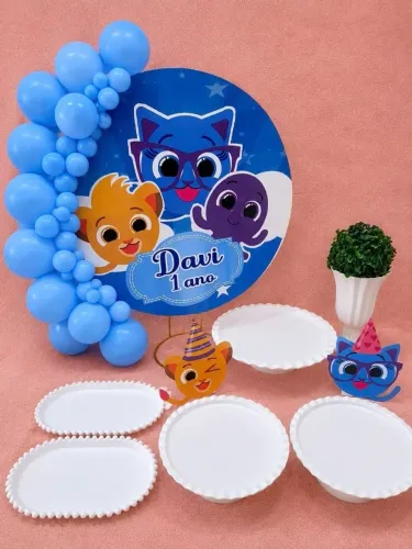 Kit festa na mesa e arco de balões montados