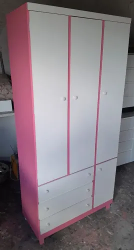 Guarda de 3 portas novo e disponível para vender, com entrega gratuita para a zona norte.