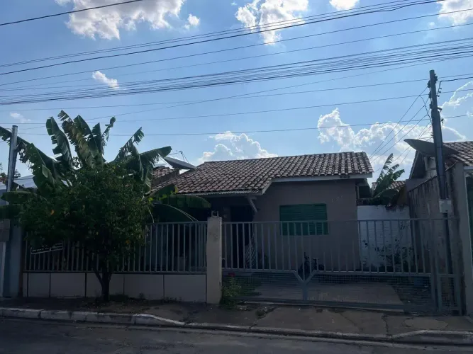 Vendo Linda Casa no Condomínio Flor do Cerrado, 02 Quartos.