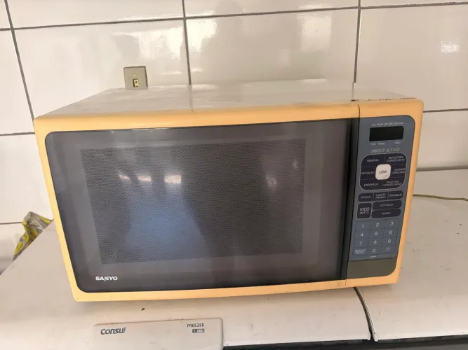 Vendo micro-ondas Sanyo de 42 litros, 110V, funcionando perfeitamente.