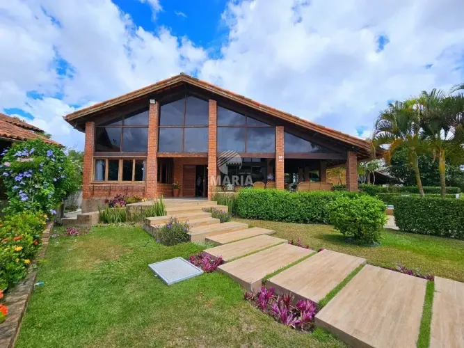 Casa de condomínio com 07 quartos e espaço gourmet privativo à venda em Gravatá/PE!