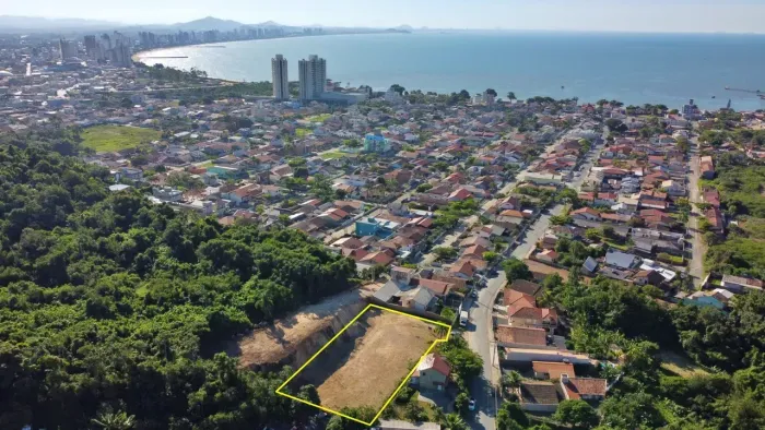 Terreno a Venda e Aluguel no Centro de Penha - SC.