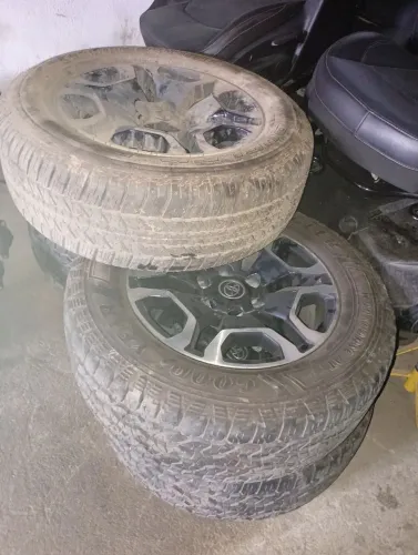 Rodas aro 18 Hilux ? pneus semi novos 