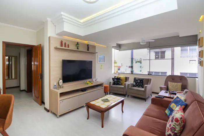 Apartamento 3 dormitórios no quinto andar, SEMI MOBILIADO