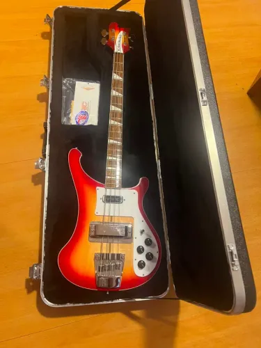 Baixo Rickenbacker 2024 - com case