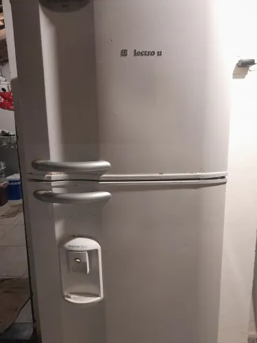 Vendo geladeira Electrolux com defeito liga más não gela tel *