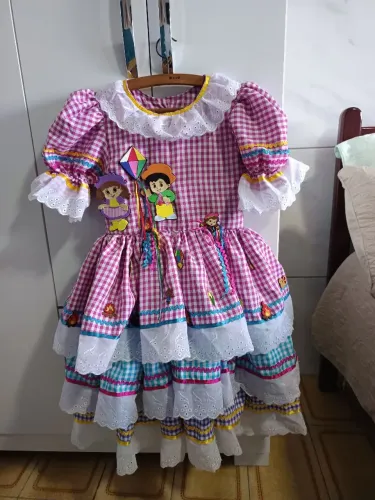 Vestido junino infantil, tamanho 6 anos.