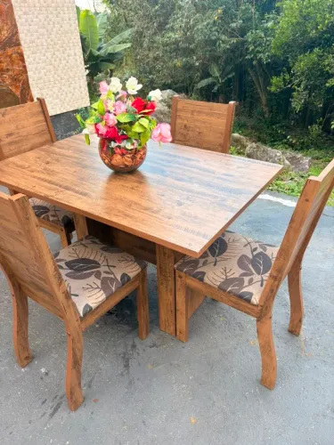 Belíssima mesa com 4 cadeiras