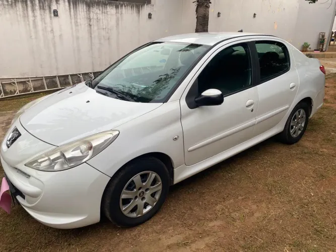 Peugeot 207 Sedan Passion XR 1.4 Flex 8V 4P 2013