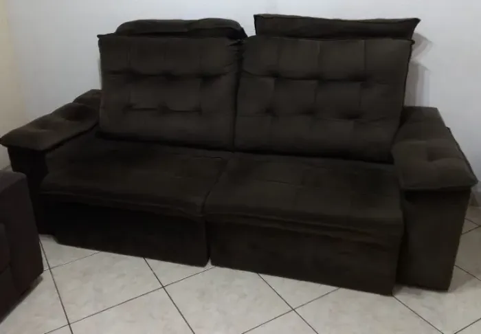 Sofá retrátil e reclinável. 