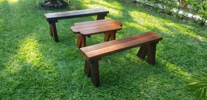 Mesa Petisqueira e Bancos Peroba Rosa. $ 600,00.