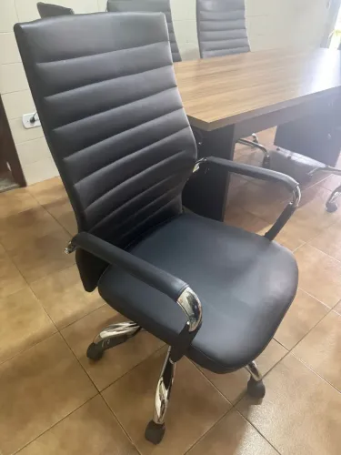 Mesa de reunião com 6 cadeiras