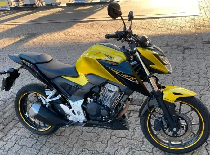 CB 300F Dourada ABS. Único dono, 13mil km, revisões na Honda. Só cidade, sem garupa. Nova.