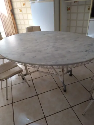 Mesa em mármore 1.71x 46. Com 06 cadeiras.