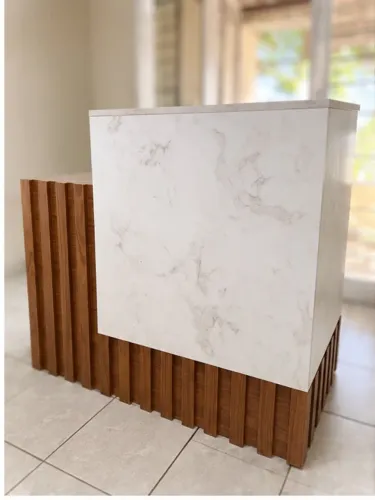 Balcão de Recepção Planejado | MDF Freijó e Marmorizado | Excelente Estado