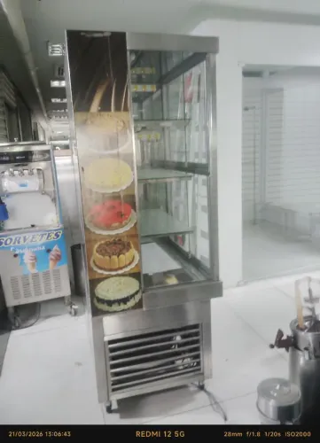 Expositora de tortas e bolos refrigerada elétrica