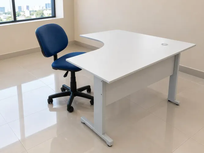 Mesa em L cinza e cadeira executiva