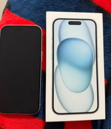 iPhone 15 azul com 128gb.