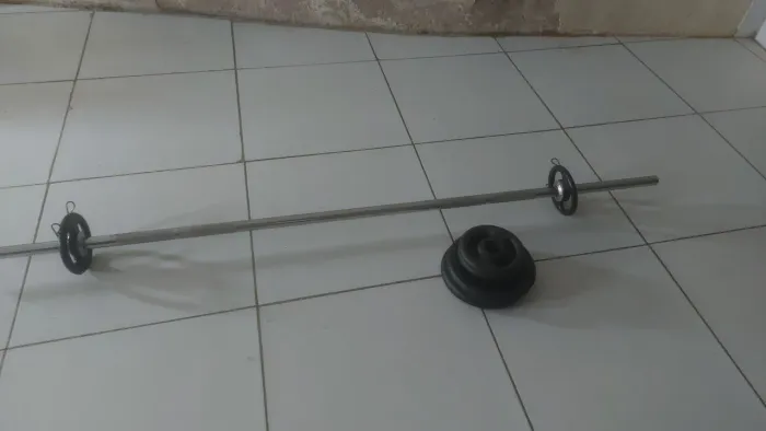 Barra de ferro + anilhas de musculação 
