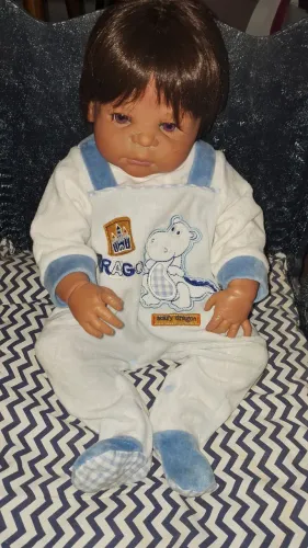 Bebe reborn em ótimo estado e berço feito a mão!