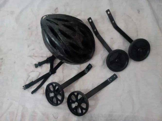 Capacete e Rodinhas de Bicicleta