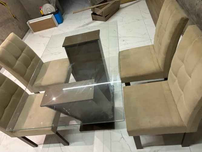 Vendo mesa jantar 4 lugares com tampão de vidro 