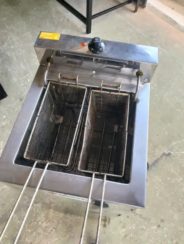 Fritadeira elétrica água e óleo 23 litros - marca Venâncio - toda no inox.