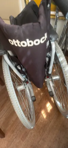 Cadeira de rodas Ottobock. Com peças novas para serem trocadas no lugar das velhas