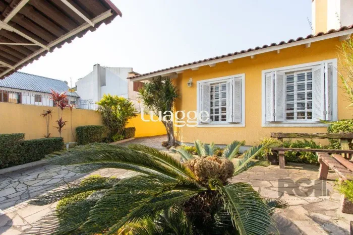 Casa para Locação/Aluguel - 285m², 4 dormitórios, sendo 2 suites, 2 vagas - Ipan