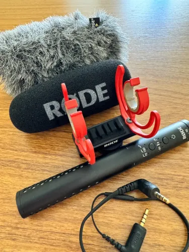 Microfone RODE NTG, com suporte para câmeras.