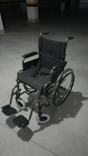 Cadeira de rodas impecável