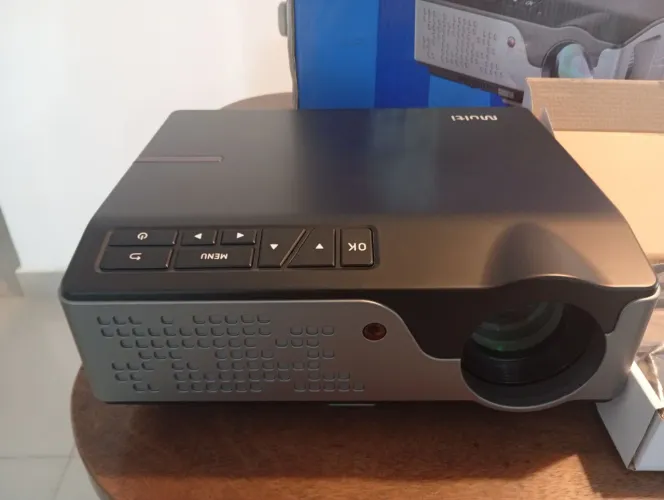 Projetor Multilaser PJ004 novo com defeito