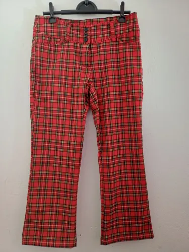 Calça flare quadriculada, tamanho 40. Cintura média. 2 bolsos frente.